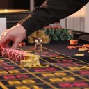La tecnologia dei casinò live: croupier veri a casa tua